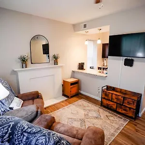 Apartment Cozy City Getaway In The Heart Of Louis!, Saint Louis